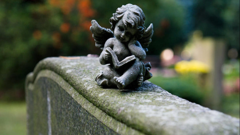 Eine Engelsfigur sitzt auf einem Grabstein. Nach sechs Jahren passt die Stadt Bischofswerda die Gebühren für ihren Friedhof am Schmöllner Weg an. Sie gelten ab dem 1. Januar 2020.