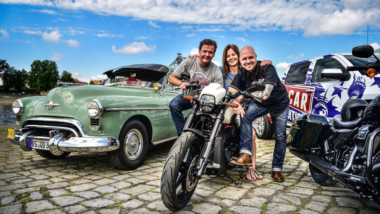 Die Veranstalter der Harley Days, Matteo Böhme (l.) und Mathias Lindner, freuen sich mit Kathrin Melde von Harley Davidson auf das große Bikertreffen.