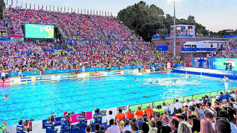 Bei der Schwimm-WM 2017 wurden die Wasserballspiele im Alfred-Hajos-Bad auf der Margareteninsel in Budapest ausgetragen. Waren die Ungarn im Wasser, feuerten 7 000 Zuschauer ihre Mannschaft an, die Stimmung ähnelte der beim Fußball