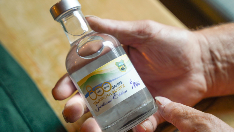 Das Etikett jeder Flasche wurde teilweise von Hand beschriftet und durchnummeriert.