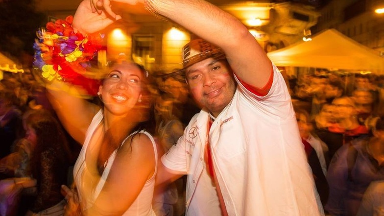 Samba durch die Nacht: An der Sebnitzer Straße feierten die Menschen zu lateinamerikanischen Rhythmen.