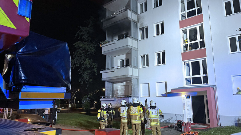 Wohnung in der Dresdner Altstadt in Brand: Haus evakuiert