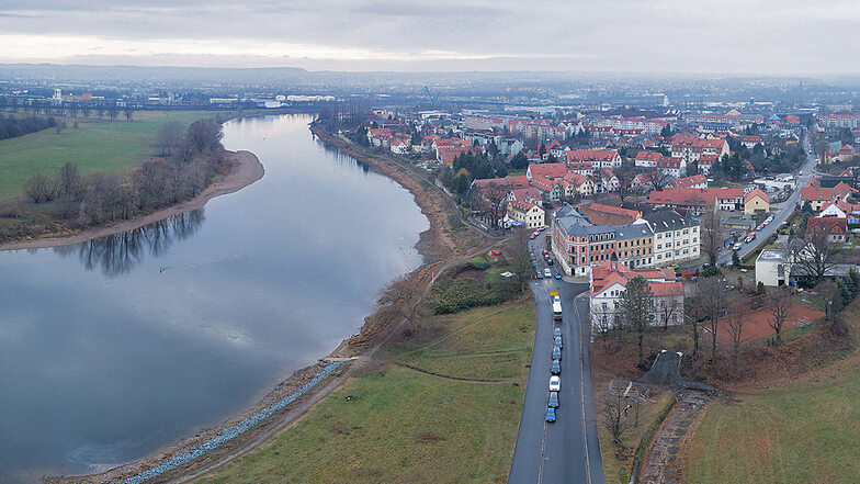 Die Elbe bei Dresden. Was bringt der Fluss vor der Kläranlage mit sich, und was befindet sich danach im Wasser? Hunderte Proben wurden dafür genommen.