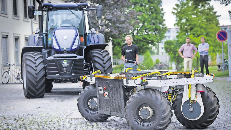 Fernsteuerung fürs Ackergerät: In Dresden testen Forscher Landmaschinen der Zukunft.