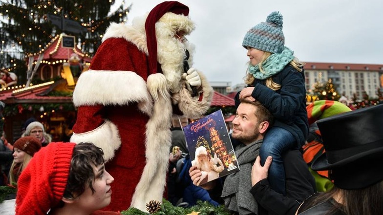 Sophia Grimmer kam dem Weihnachtsmann auf den Schultern von Daniel Peukert nahe genug, um einen Adventskalender zu ergattern.