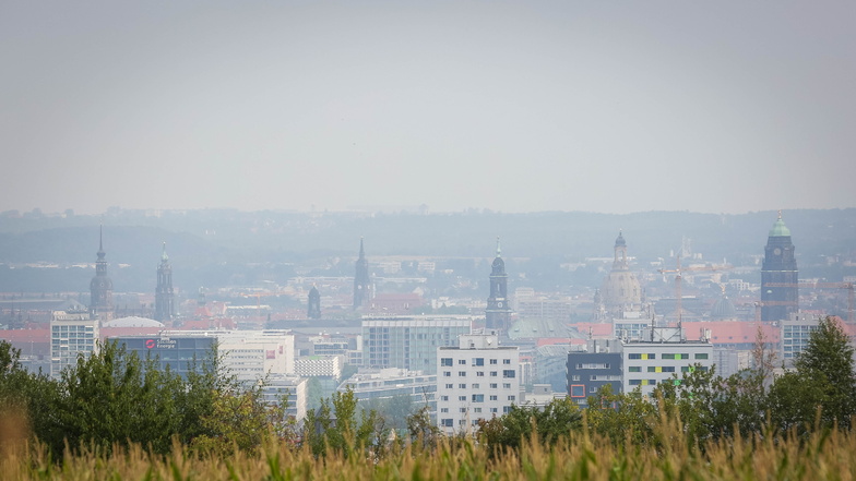 Blick am Freitagvormittag von der Südhöhe ins Zentrum: Die Sicht ist getrübt. Rauch vom Brand in der Sächsischen Schweiz weht in die Stadt.
