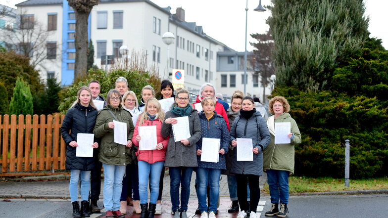 Im Januar hatte Schwester Sandra (vorn Mitte) gemeinsam mit weiteren Mitarbeitern des Ebersbacher Krankenhauses eine Unterschriftenaktion für den Erhalt aller Abteilungen gestartet.
