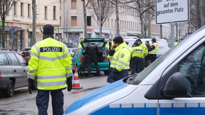 Polizisten kontrollieren auf der Eisenbahnstraße ein Auto. Über 100 Einsatzkräfte nehmen an einer Großkontrolle an dem Kriminalitätsschwerpunkt teil.