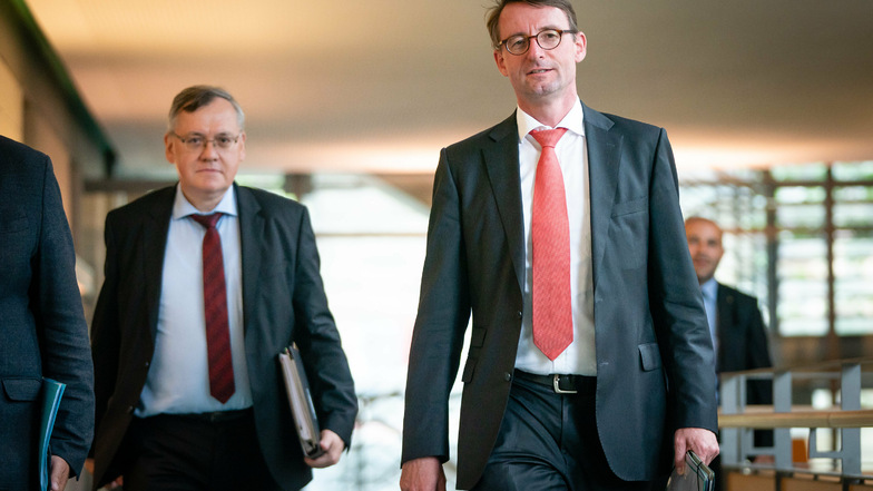 Schwerer Gang vor die Presse: Sachsens Innenminister Roland Wöller (r.) und Dirk-Martin Christian, neuer Präsident des Landesamtes für Verfassungsschutz.
