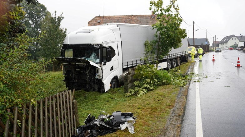 Der Fahrer wurde ins Krankenhaus gebracht.