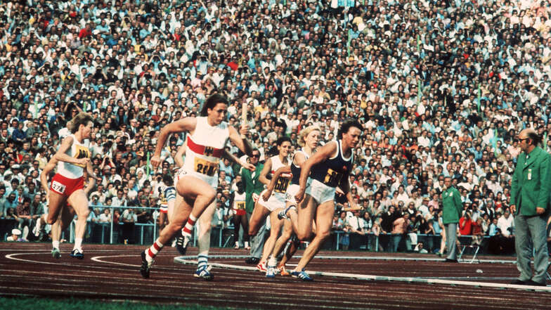 Renate Stecher (r) bei der 4x100-m-Frauenstaffel 1972 bei den Olympischen Sommerspielen im Münchner Olympiastadion.
