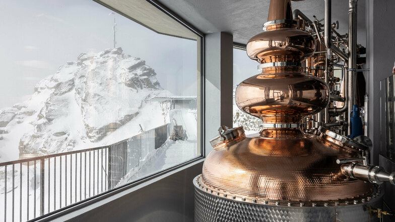 Auf dem Corvatsch, nahe St. Moritz in der Schweiz, eröffnet die höchstgelegene Whisky-Destillerie der Welt