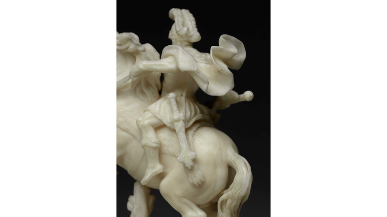 Jede Figur ein Individuum: Der weiße Springer wurde von Paul Heermann aus Elfenbein geschnitzt.