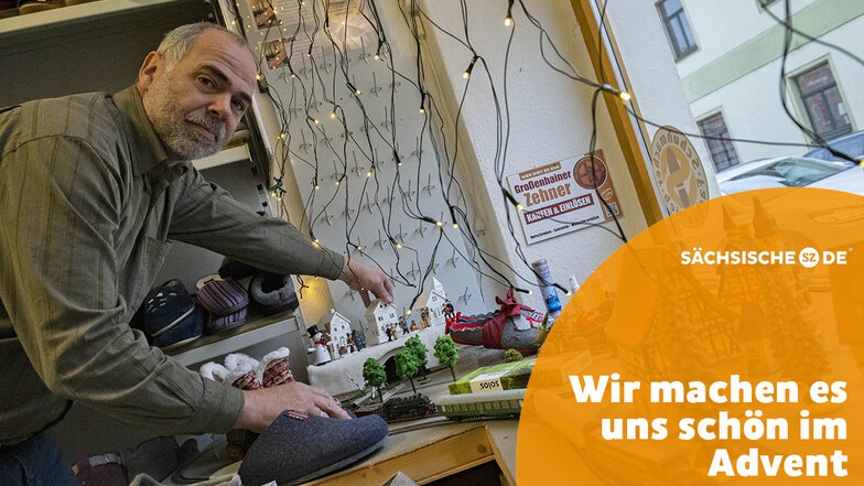 Peter Söhnel hat im Schaufenster seines Geschäfts in Großenhain auf der Dresdner Straße einen Teil seiner Modelleisenbahnanlage aufgebaut. Seit 20 Jahren macht er das in der Adventszeit. Die Idee hatte damals seine Frau Kerstin.