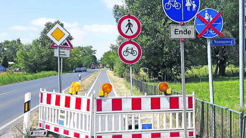 Ärgerlich: Obwohl immer nur auf einem kurzen Stück ein Abwasserkanal gespült wird, ist der komplette Fuß- und Radweg zwischen Niederau und Meißen gesperrt. Fußgänger und Radfahrer müssen die Straße benutzen.