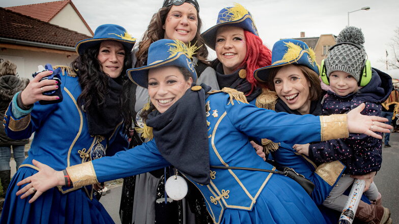 Vergangenes Jahr zum Königsbrücker Faschingsumzug war die Stimmung ausgelassen - derzeit ist sie bei den Karnevalisten im Landkreis Bautzen gedrückt. Aufgrund der aktuellen Corona-Lage fallen viele Veranstaltungen aus.
