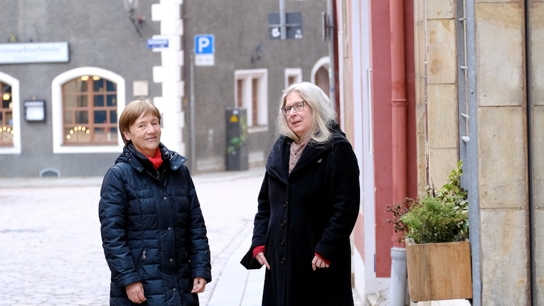 Gästeführerinnen Walfriede Hartmann und Eva Zaschke zeigen, wie es in Meißen auch ohne Weihnachtsmarkt weihnachtlich wird.