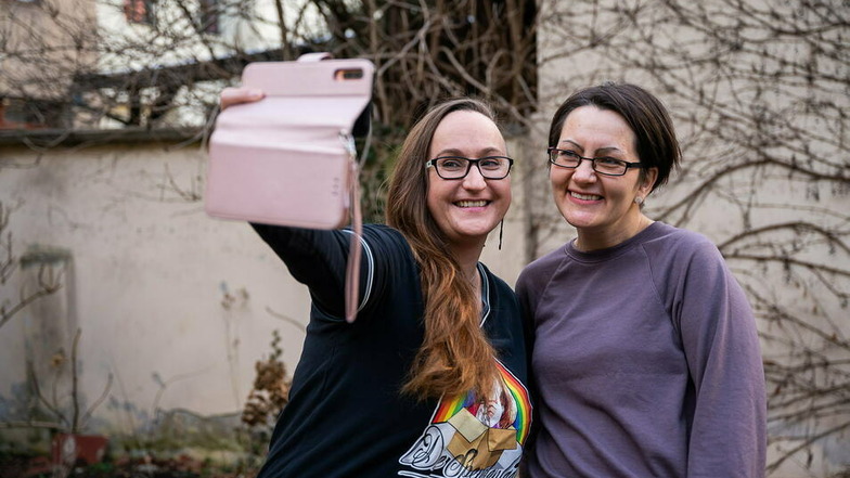 Lächeln für ein Selfie: die Spendenfee Anne Kraft-Liebig und Fanny Jander (von links).