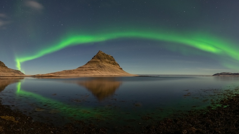 Ein Schauspiel wie aus dem isländischen Sagenbuch: Das Polarlicht strahlt überm Berg Kirkjufell auf der Halbinsel Snaefellsnes in West-Island.