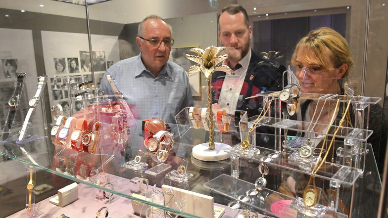 Im Uhrenmuseum wurde die neue Sonderausstellung eröffnet. Mit dabei waren der Ex-Museumsleiter Reinhard Reichel, Bürgermeister Sven Gleißberg und Bianca Braun von der Tourist-Information.