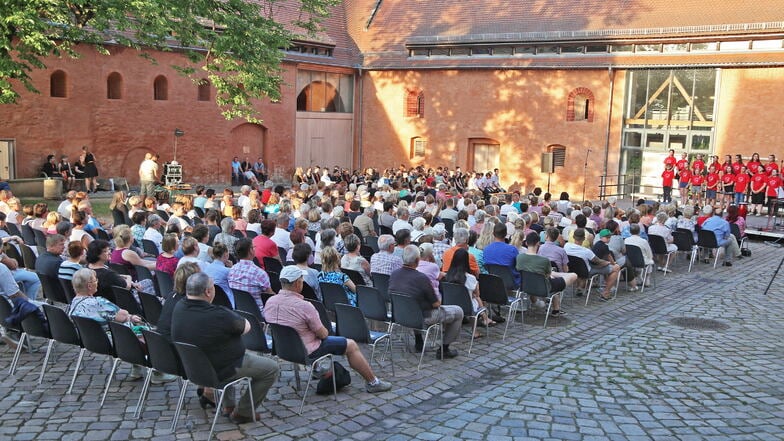 So sieht es aus, wenn im Riesaer Klosterhof die Sommerbühne stattfindet. Die diesjährige Abschlussveranstaltung steht jetzt an.