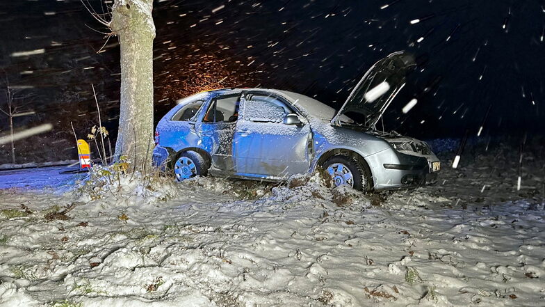 Ein Pkw ist bei starkem Schneefall von der Straße abgekommen und zwischen Deschka und Zentendorf In der Gemeinde Neißeaue im Landkreis Görlitz gegen einen Baum geprallt.