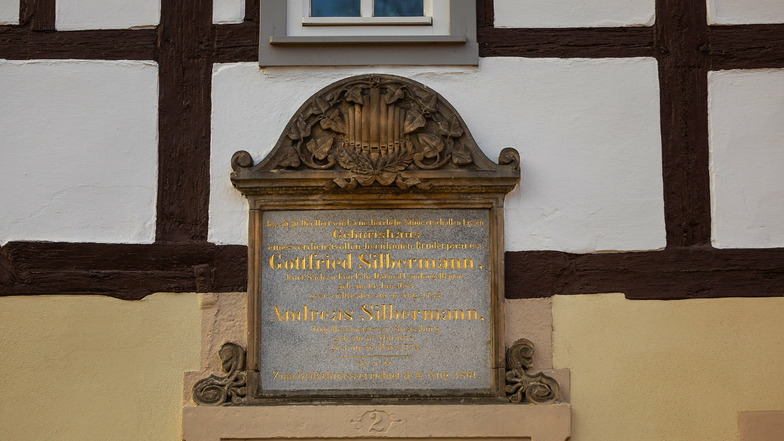 Die Gedenktafel am Geburtshaus von Gottfried Silbermann in Kleinbobritzsch.