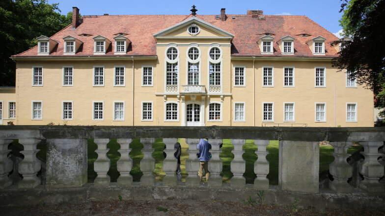 Das Dach vom Barockschloss Oberlichtenau ist marode und soll saniert werden. Dafür stehen jetzt Fördermittel vom Bund zur Verfügung.