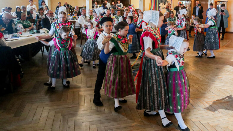 Mit einem Programm erfreuten die Kinder des Sorbischen Kindervereins Zeißig. Sie zeigten „Stup dale“, „Bändertanz“ und „Annemarie-Polka“.