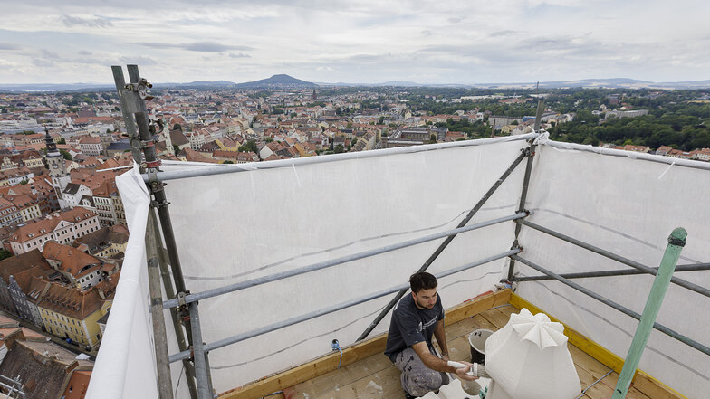 Arbeitsplatz mit Aussicht: Andrey Ivanov streicht in 84 Metern Höhe die Spitze des nördlichen Turmes der Görlitzer Peterskirche.