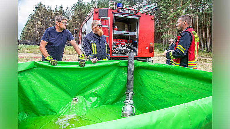Die Feuerwehr aus Horka brachte zwei Faltbehälter für Löschwasser mit. Jeder Behälter fasst 5.000 Liter,