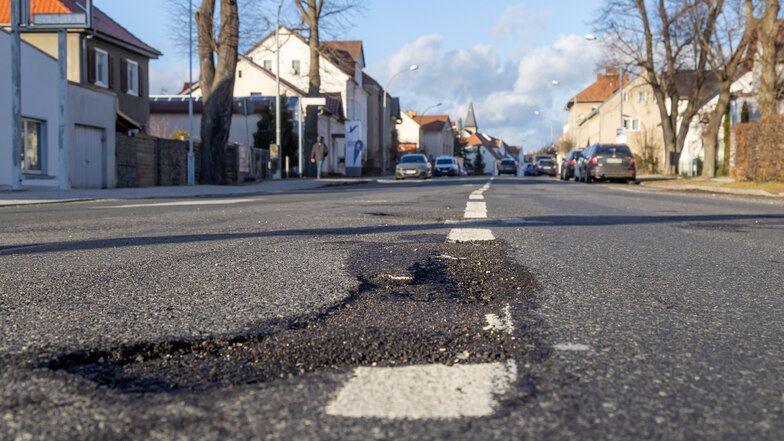 Die Görlitzer Straße muss nicht nur wegen ihres löchrigen Belages erneuert werden. Auch im Untergrund sind neue Leitungen notwendig.