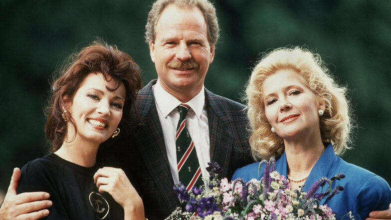 Die Schauspieler Iris Berben (l), Friedrich von Thun und Christiane Hörbiger im Jahr 1988 in der ZDF-Serie "Das Erbe der Guldenburgs".