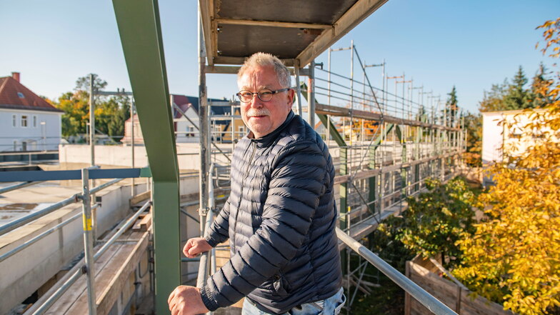 Bürgermeister Tilo Hönicke am Freitag auf der Baustelle Chladeniusstraße: Mit dem Bau der neuen Kita sieht er Großenhain auf dem richtigen Weg in die Zukunft.