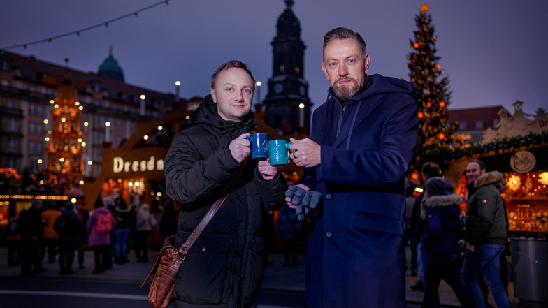 Immer dem Geschmack nach: Sächsische.de-Reporter Sandro Rahrisch (l.) und Andreas Weller haben auf dem Striezelmarkt Glühwein getestet.
