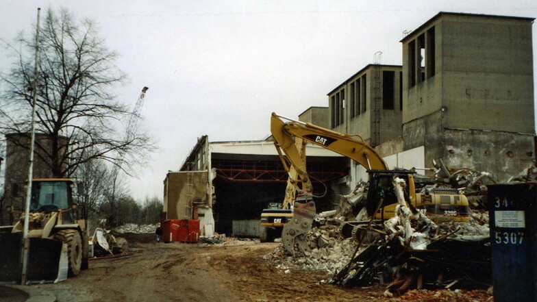 Längst ausgedient: Das Foto zeigt den Abriss der Prüfstände, der im Zeitraum von 2000 bis 2004 stattfand.