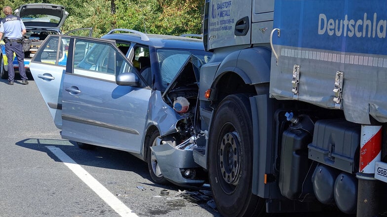 Die Front des Skodas wurde völlig zerstört. Der Fahrer wurde bei dem Unfall schwer verletzt.