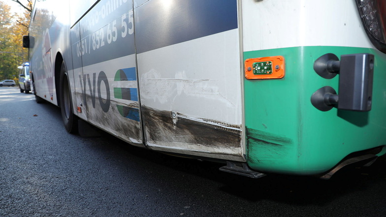 Schaden am Bus: Auf der Dresdner Straße stieß ein Skoda seitlich mit einem entgegenkommenden Linienbus Iveco der VGM (Linie 477) zusammen.