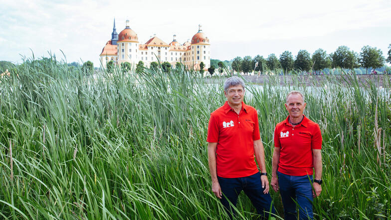 Keine Angst vorm Untergehen: Vereinschef Ralf Lutoschka (l.) und Organisationschef Reiner Mehlhorn kümmern sich seit vielen Jahren um den Schlosstriathlon, der um das Barockschloss in Moritzburg führt.