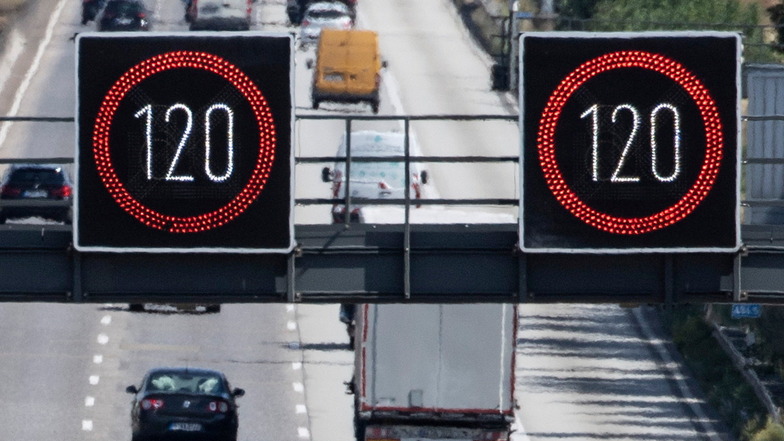 Ein Tempolimit auf deutschen Autobahnen brächte nach einer neuen Studie des Umweltbundesamts mehr CO2-Einsparung als bisher gedacht.