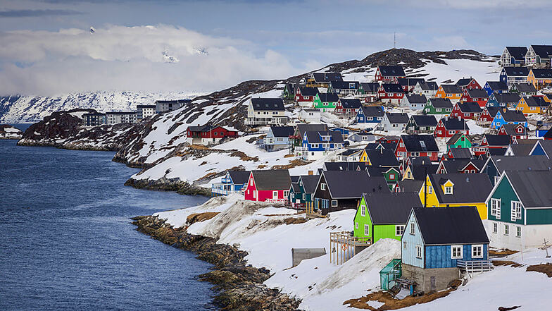 In Grönland leben nur rund 56 000 Menschen, viele von ihnen sind arm. Doch unter den riesigen Gletschern sollen sich Bodenschätze wie Erdöl befinden, die wegen der Klimaerwärmung leichter zu fördern wären.