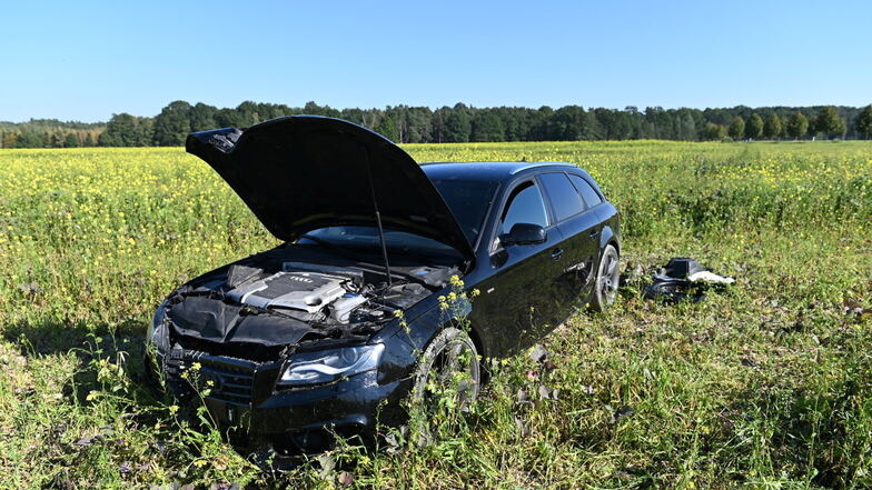Die Flucht vor einer Polizeikontrolle endete für den Fahrer dieses Audis in einem Feld zwischen Camina und Großdubrau.