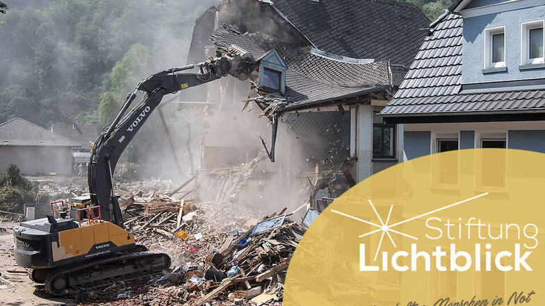 Zahlreiche Häuser wurden bei der Flut im Westen zerstört. Die Stiftung Lichtblick und andere Institutionen haben zu Spenden aufgerufen und sind von der starken Spendenbereitschaft überwältigt.