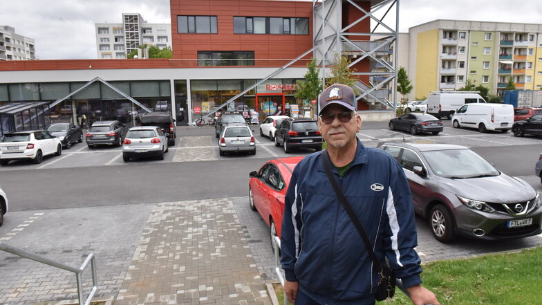 "Hier fehlt ein Zebrastreifen" - Zauckeroder kritisiert Sicherheit auf Edeka-Parkplatz