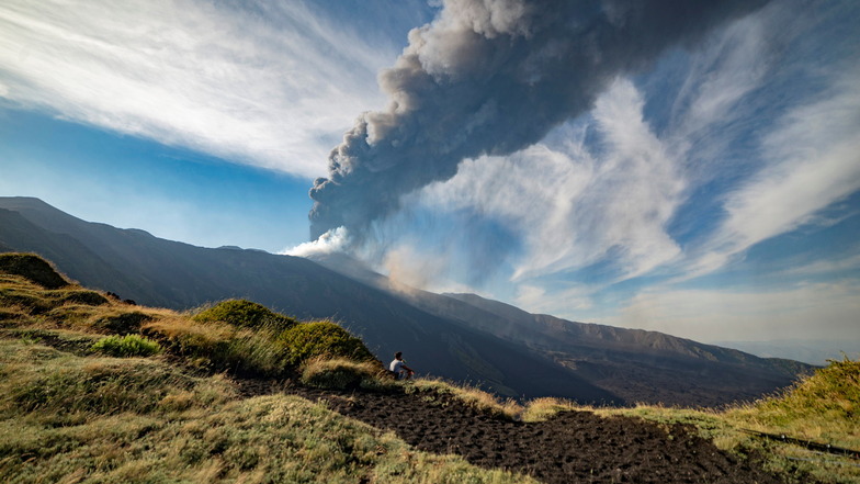 Eine Aschewolke steigt über dem Ätna auf: Der Vulkan ist erneut ausgebrochen.