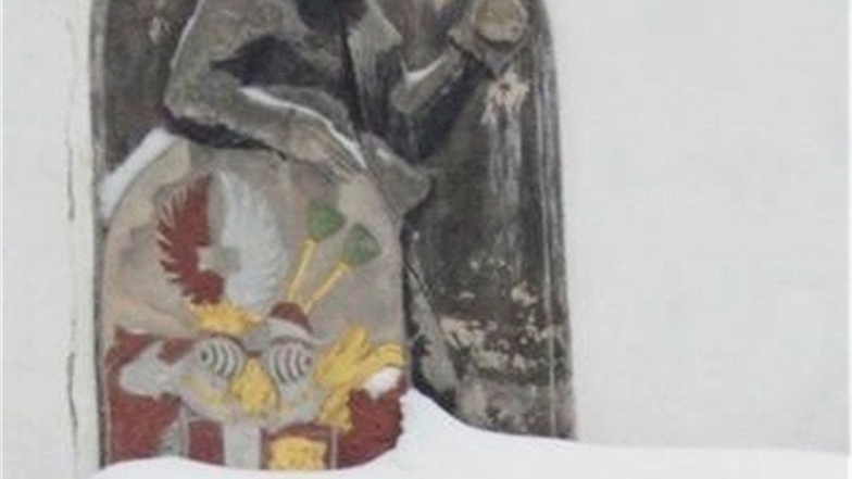 Ein Detail des Portals. Ein Bergmann hält das Wappen derer von Bünau.