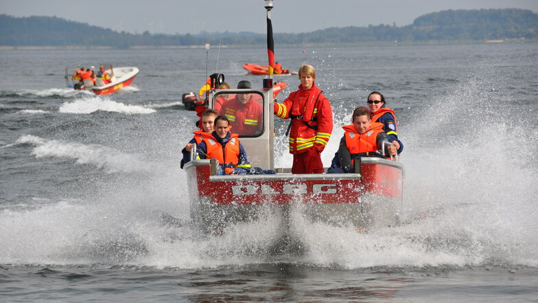 Nicht nur bei Einsätzen, sondern auch bei Übungen arbeitet das THW mit anderen Helfern und Rettern zusammen. Hier ein Foto von 2015 von einer Übung mit dem DLRG auf dem Berzdorfer See.