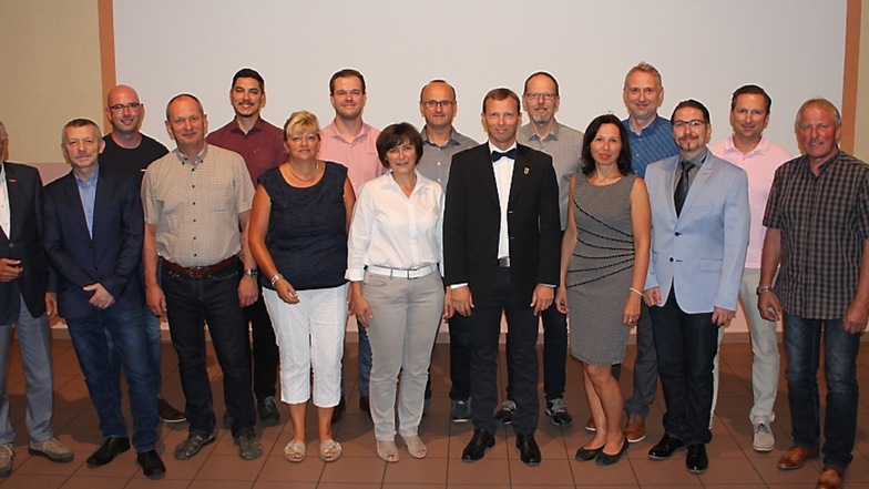 Nach der Auftaktsitzung des neuen Wittichenauer Stadtrates stellten sich die 15 gewählten Räte und der Bürgermeister zum Gruppenfoto.