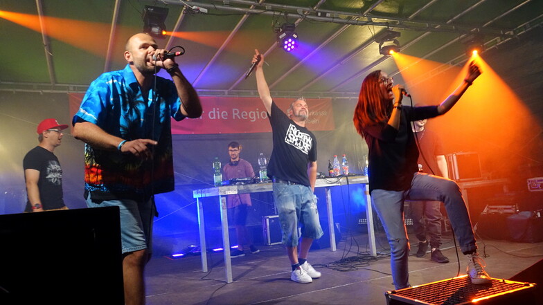 Die Döbeln City Allstars performten auf der Bühne am Stiefelbrunnen ihren Song "Döbeln City".