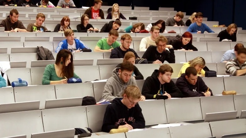 Blick in den Audimax der Hochschule: Freie Sitzplätze gibt's mehr denn je.